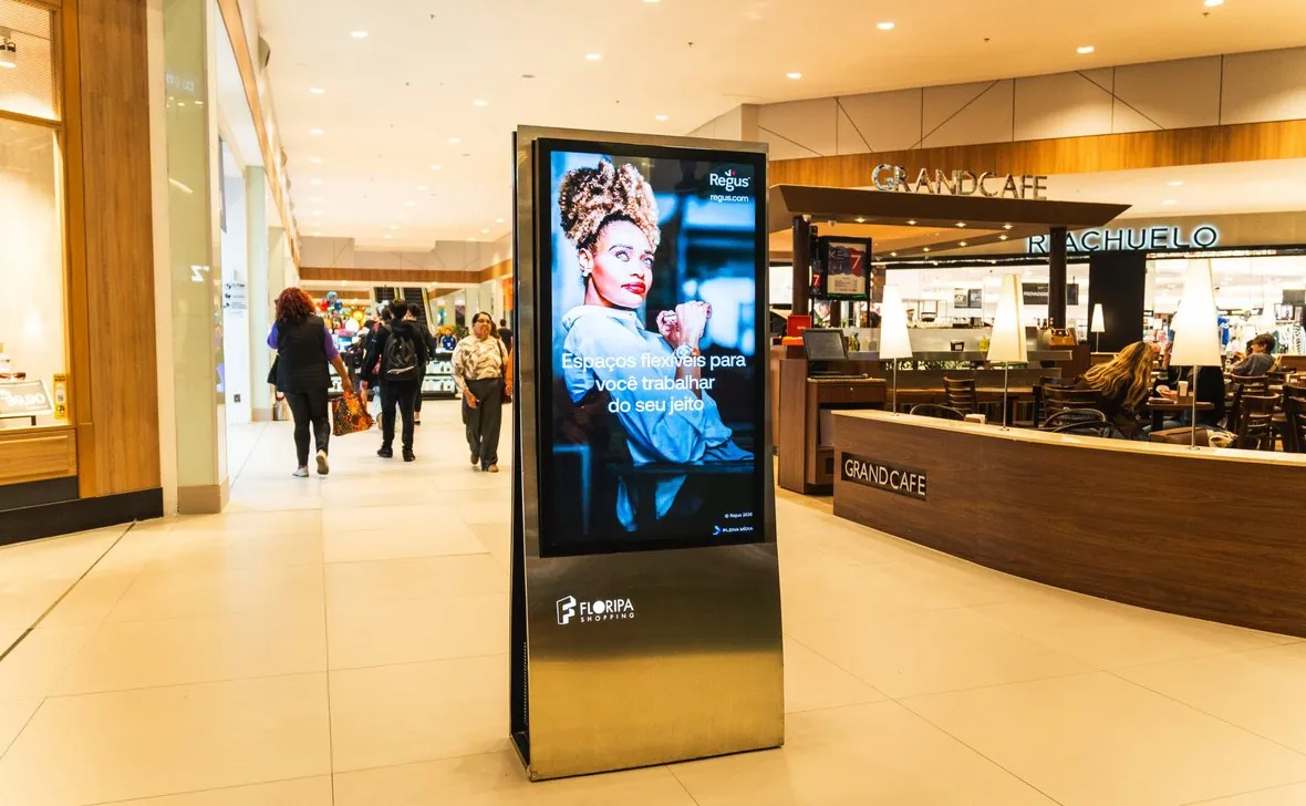Tela digital da Plena em shopping